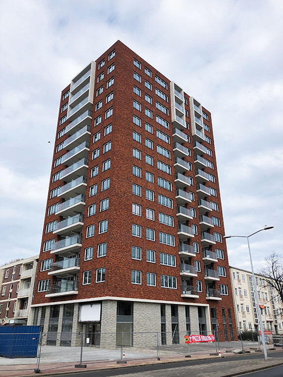 Aan de Leyweg in Den Haag zijn 65 appartementen over 15 bouwlagen gebouwd.