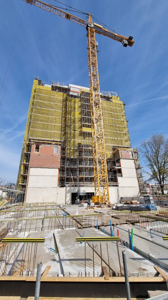 In het Energiekwartier in Den Haag verrijst een prachtig woongebouw. Gebouw F1 (gemaakt d.m.v. het Bestcon60 systeem)bestaat uit 16 bouwlagen en 9.500 m2 constructievloeroppervlak. In het gebouw worden 98 appartementen gerealiseerd.