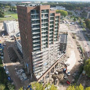 Blok A1 Betreft Een Woontoren Van 20 Bouwlagen Die Vanaf De 3e Verdiepingsvloer Geheel In Prefab Wordt Gebouwd. Voor De Wanden En Vloeren Vindt De Engineering, Productie En Montage Plaats Door Bestcon.
