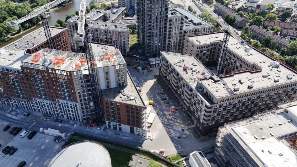 Na ruim een jaar bouwen zijn de projecten Zirro en Schouls in Leiden succesvol afgerond. Voor Bestcon betekende dit de voltooiing van twee omvangrijke prefab hoogbouwprojecten op één locatie, waarbij samenwerking, logistiek en veiligheid de sleutel vormden tot het succes.