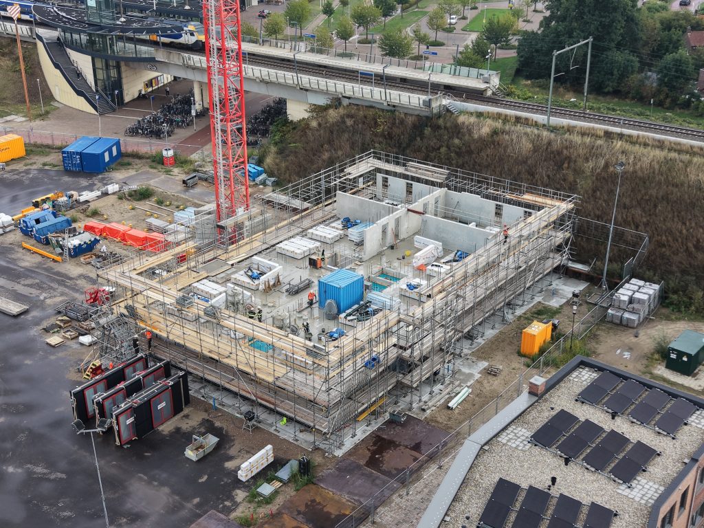 Bestcon realiseert het prefab casco voor Hof van Holland, vlek 8 in Lent. De circa 60 meter hoge woontoren telt 127 appartementen en vier stadswoningen en wordt voorzien van 36 balkons met het Schöck IDock systeem.